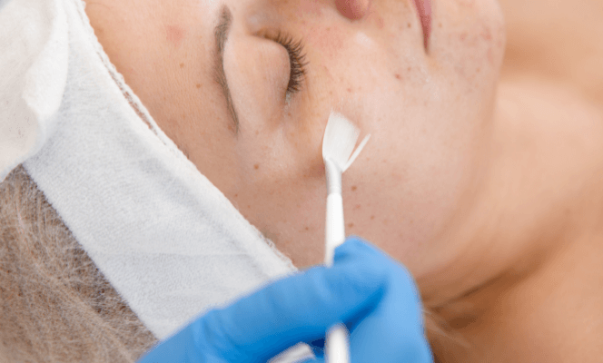 Illustratie van een dermatoloog die een patiënt onderzoekt 