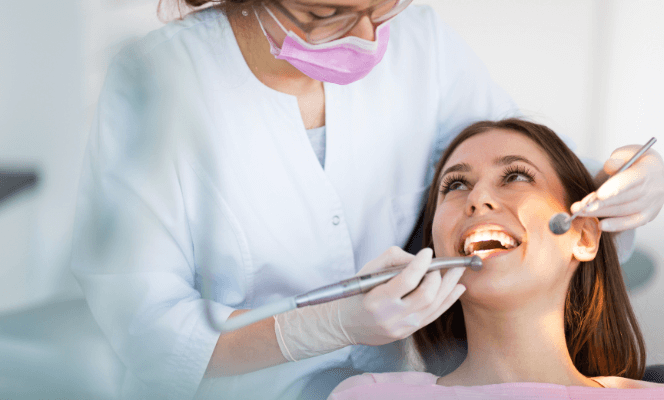 cette image illustre une dentiste entrain d'examiner un patient