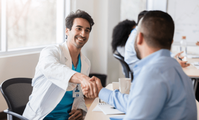 Image qui illustre un praticien apprenant à connaître son patient