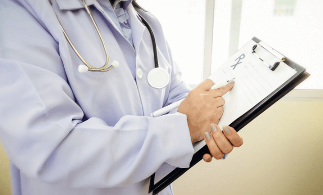 cette image illustre un médecin s'informant sur le matériel médical de base à avoir