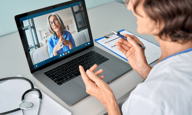 Cette image illustre une consultation médicale en ligne avec un patient