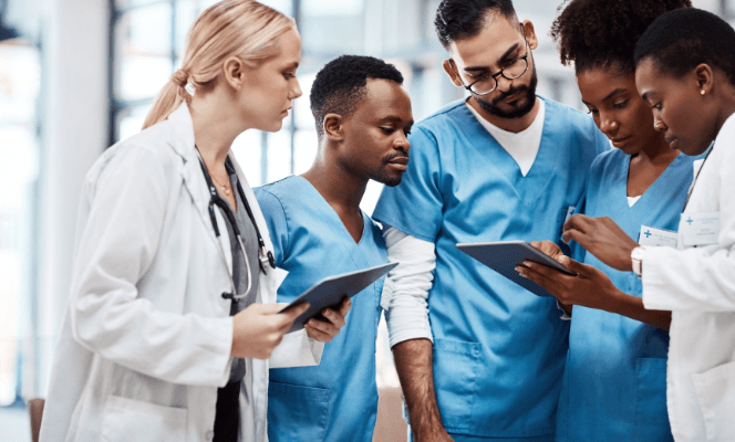 cette image illustre des praticiens cherchant les meilleurs logiciels médicaux