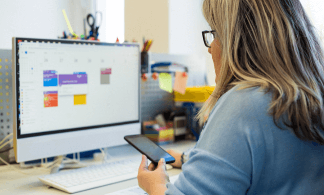 Cette image illustre un professionnel de santé utilisant l'agenda médical en ligne de Docotoranytime